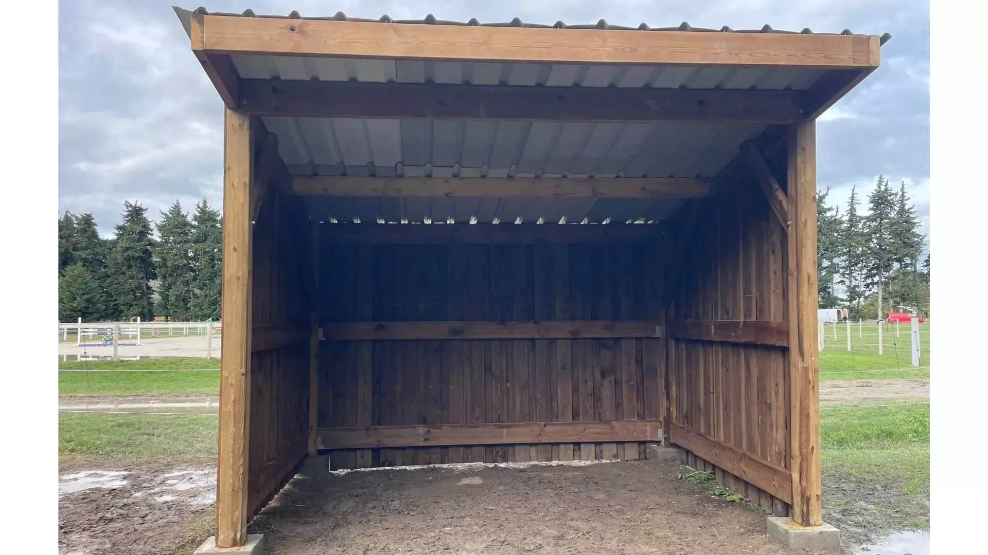 Abri simple 3x4 m pour chevaux à Aix-en-Provence, vue de face