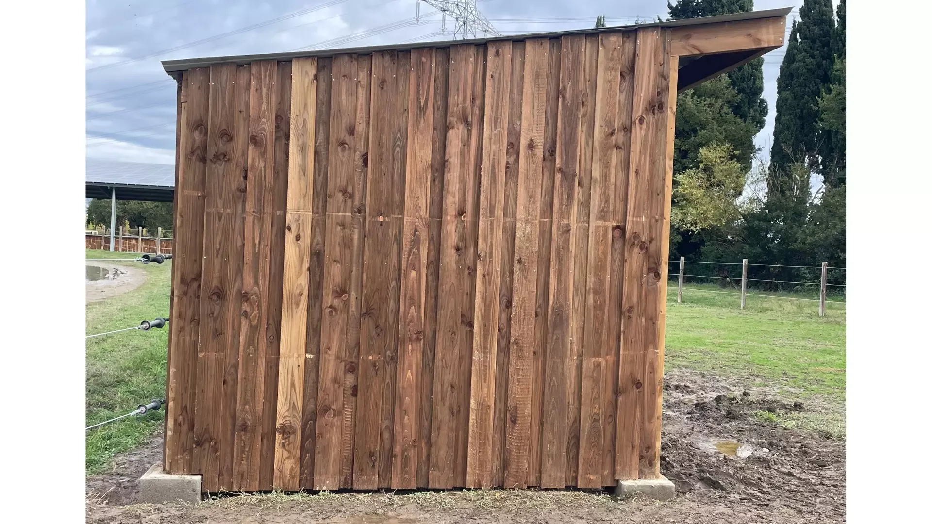Abri simple 3x4 m, vue d’ensemble en prairie