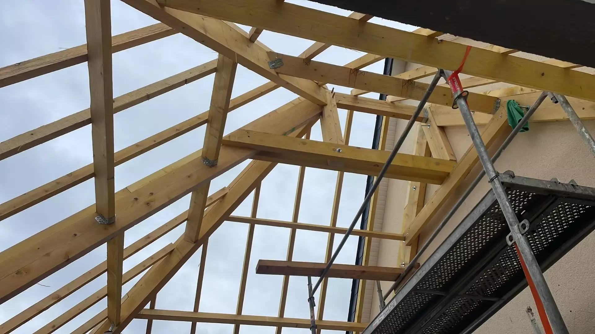 Charpente bois de l’agrandissement, fermes en cours de montage