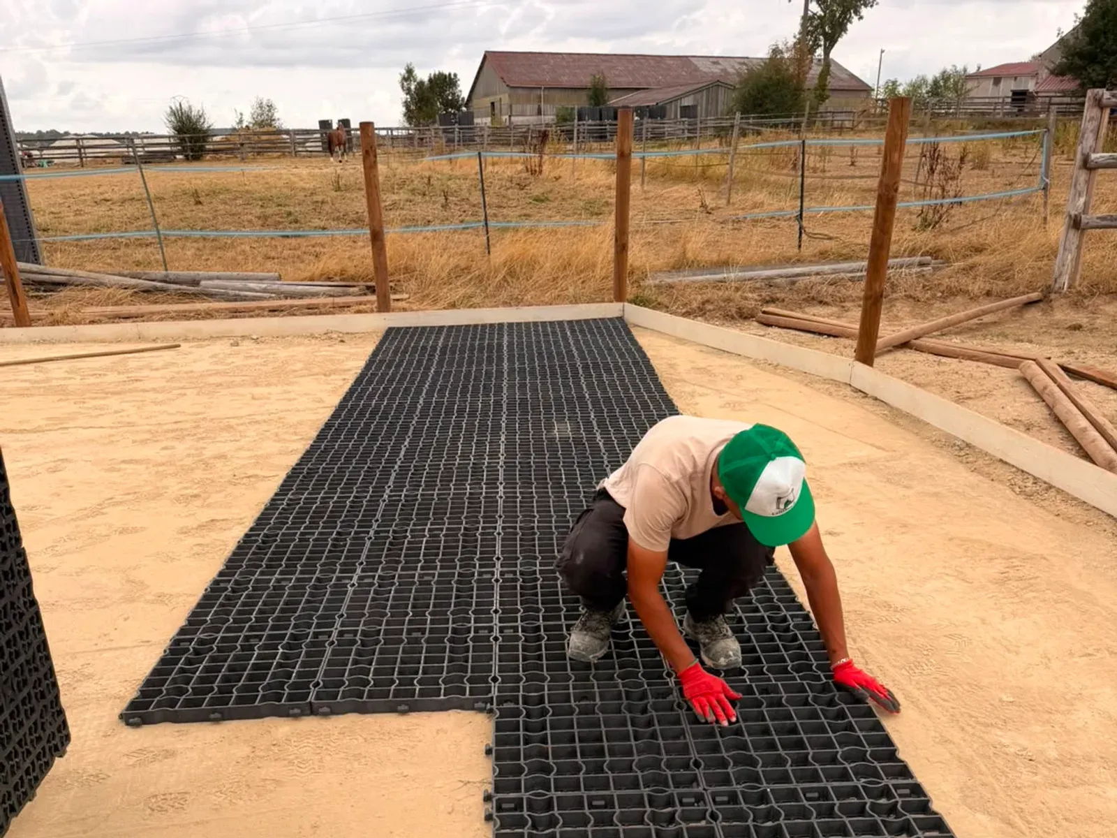 Compagnon emboîtant une dalle de stabilisation à genoux sur la surface