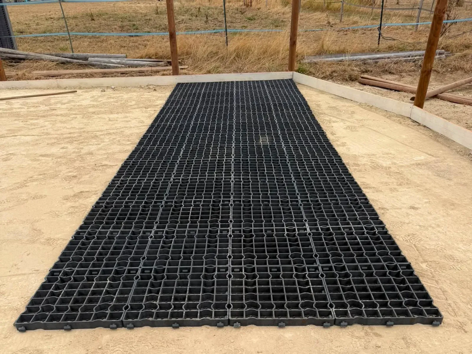 Bande de dalles de stabilisation alignée entre les longrines béton, vue de face
