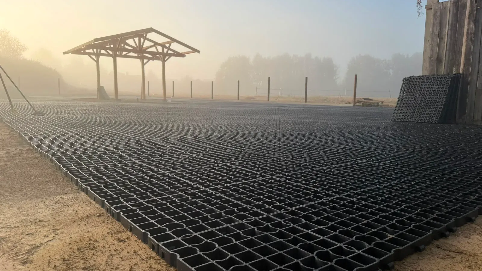 Surface de dalles alvéolées dans la brume du matin, vue au ras du sol