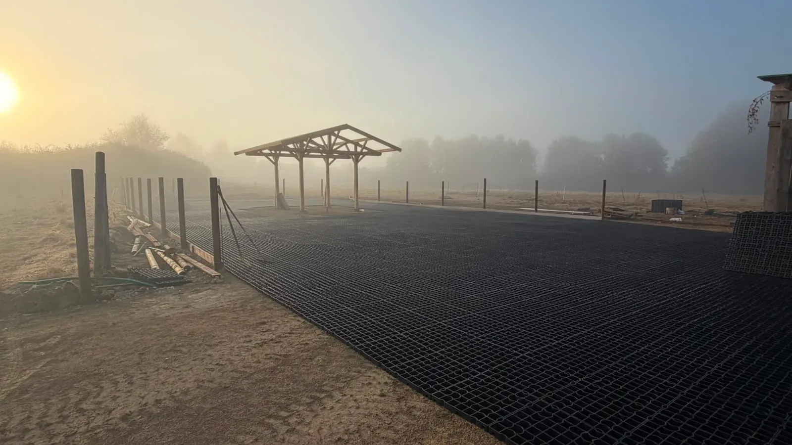 Aire stabilisée le long de la clôture, au lever du soleil