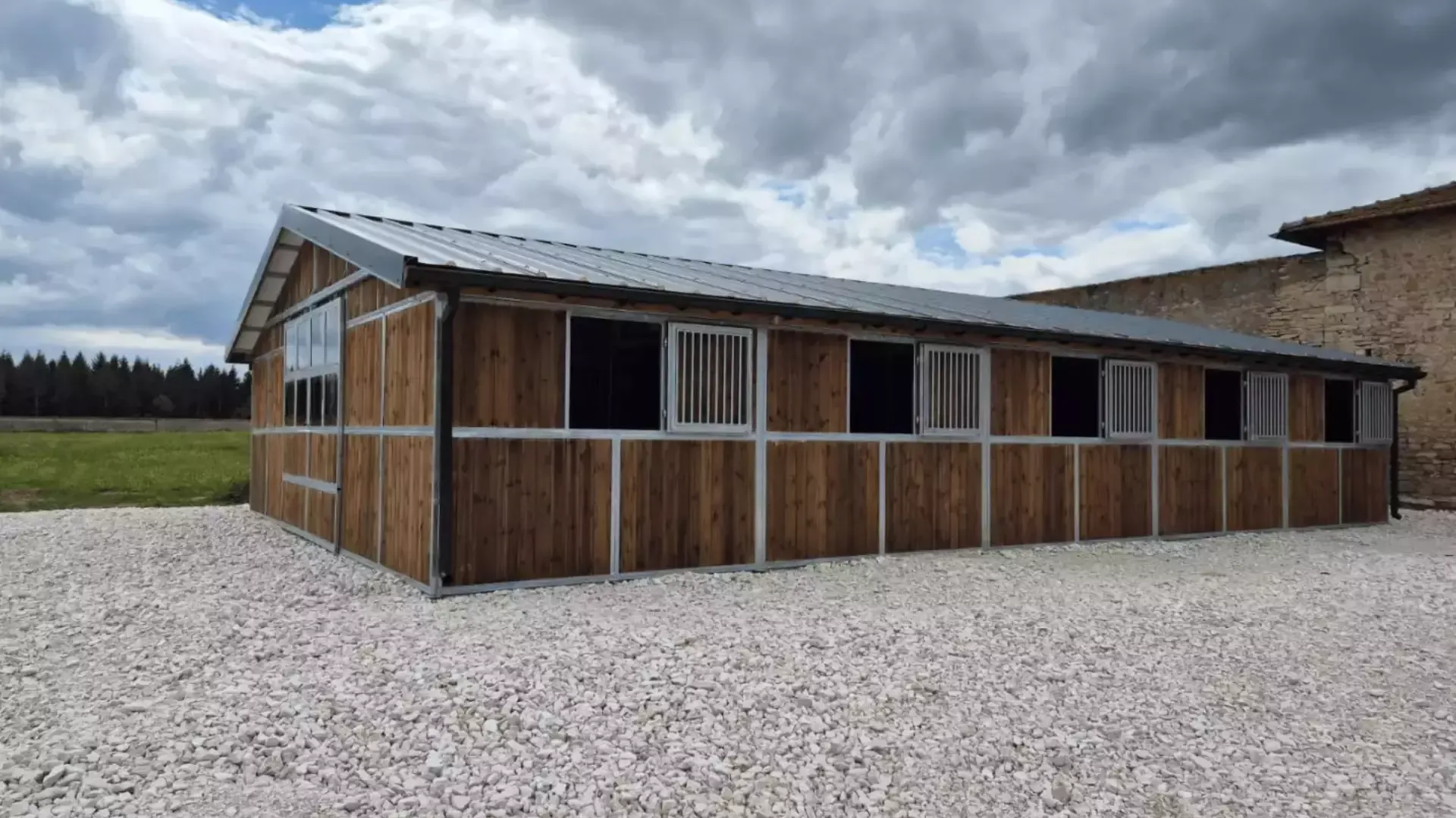 Barns équestres métalliques, par Kallithéa