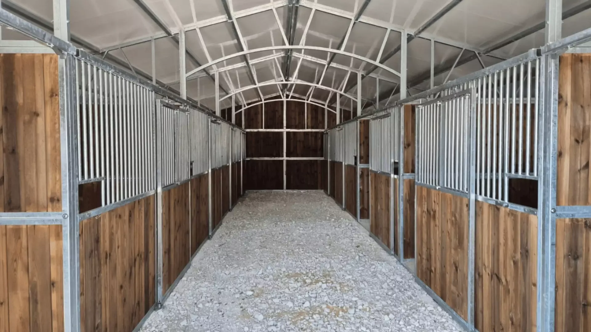 Intérieur du barn métallique, boxes et couloir