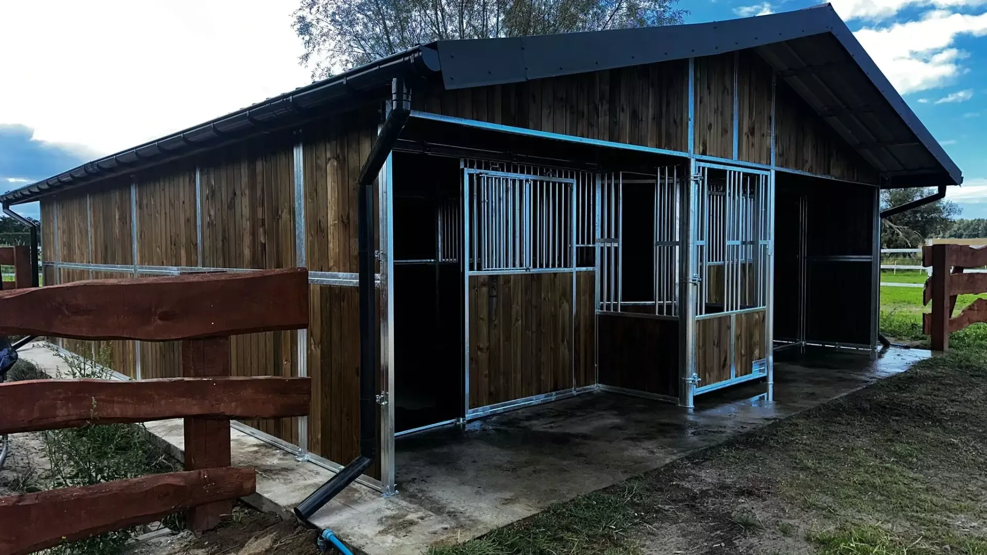 Barn métallique, ouvertures et lanterneaux