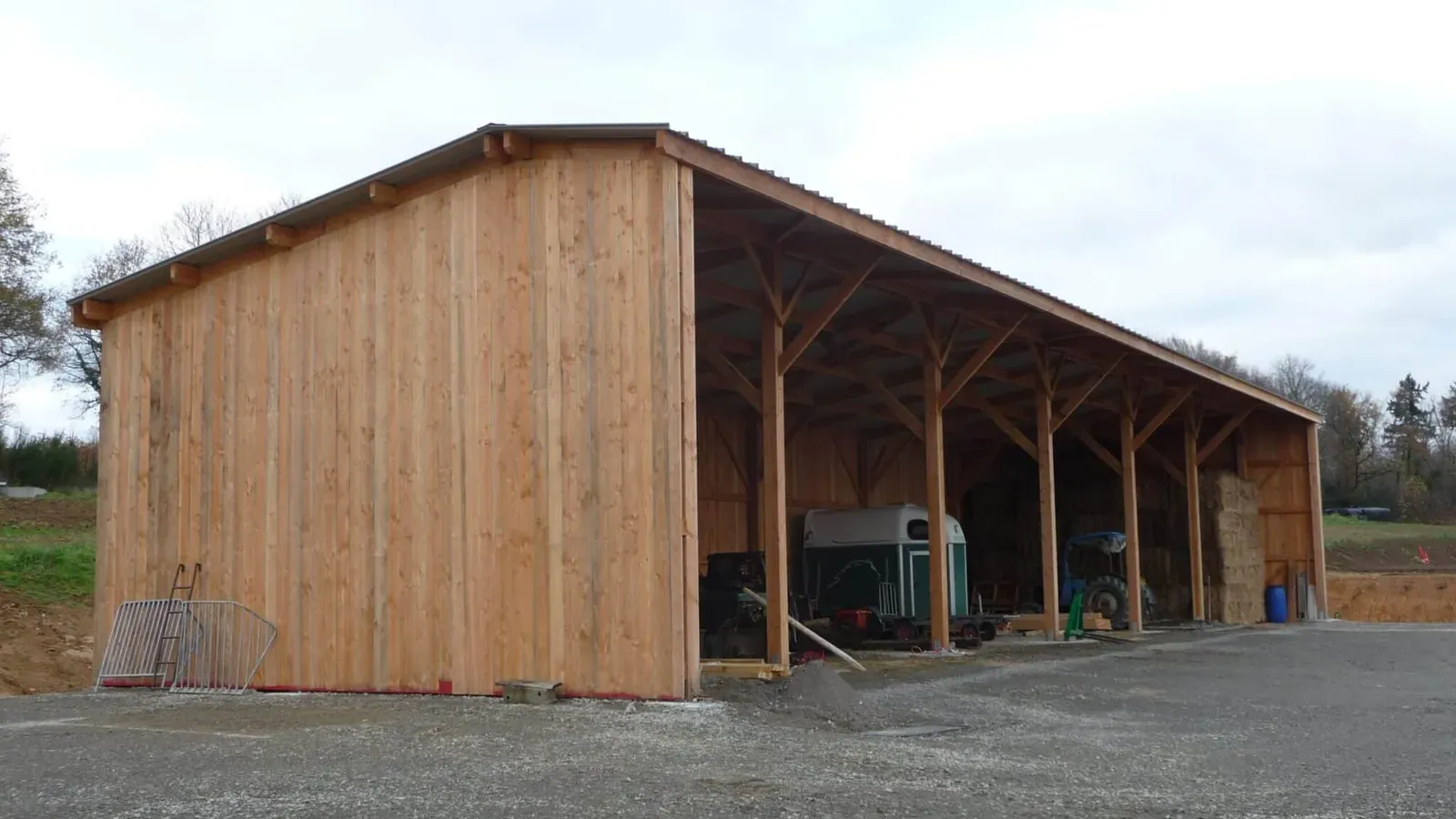 Hangar de stockage en bois ouvert sur un côté